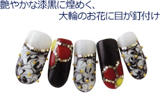 艶やかな漆黒に煌く、大輪のお花に目が釘付け
