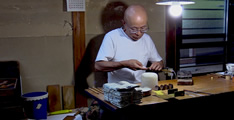 伝承者が活躍する場所で撮影された教材
